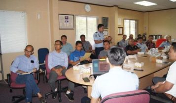 Petugas Imigrasi Kelas II Tanjunguban saat memberi sosialisasi tentang APOA pada pelaku usaha di Ruang Pertemuan Wisma BRC Lagoi