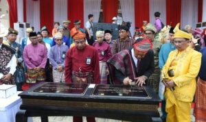 Plt.Gubernur Kepri dan Kanwil PLN Wilayah Riau Kepri melakukan Penandatanganan Prasasti Peresmian penggunaan Listrik disejumlah Pulau di Kepri