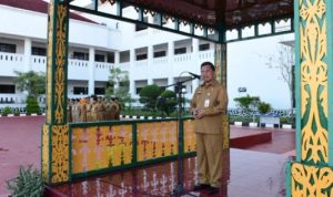 Sekda kepri TS.Arif Fadillah pada Apel Pagi bersama di Lingkungan Pemprov Kepri di lapangan kantor Gubernur Pulau Dompak Tanjungpinang