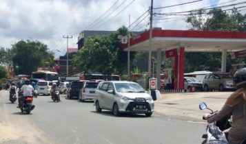 Selain membuat masyarakat makin susah kelangkaan BBM yang semakin parah di Bintan dan Tanjungpinang Anterian Panajng Bus dan Pick Up di SPBU Km 16 Tanjung Uban juga membuat lalu lintas Sembrawut