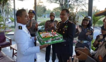 Ucapkan HUT TNI ke 74 Kapolres Bintan AKBP Boy Herlambang dan jajaranya mendatangi kediaman dinas Kepala Fasharkan TNI AL di Tanjung Uban.