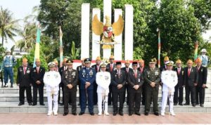 Hari Pahlawan 10 November 2019 di Kepri Plt.Gubernur dan Pimpinan FKPD Kepri Bersama sejumlah Veteran menggelar Upacara dan Tabur bunga Peringatan Hari Pahlawan di Kepri