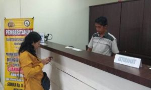 Jelang Istirahat anggota Intel Polres Tanjungpinang masih melayani salah satu warga yang mengurus SKCK
