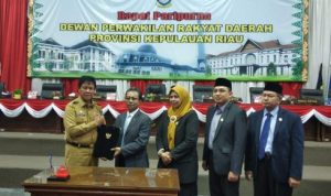 Ketua DPRD Kepri Jumaga Nadeak dan Plt.Gubernur Kepri Isdianto saat menyepakati KUA PPAS APBD 2020 Provinsi Kepri