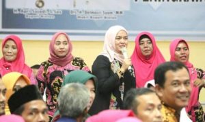 Ketua TP PKK Bintan Deby Maryanti bersama sejumlah kader Posyandu pada Workshop Peningkatan Kader Posyandu Kabupaten Bintan 2019