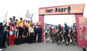 Plt.GUbernur Kepri Melepas ratusan Pesepada dari 22 Negara pada iven Tour De Kepri 2019 di Gedung Daerah