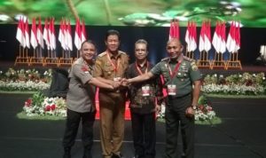 Plt.Gubernur Kepri Isdianto Ketua DPRD Kepri Jumaga Nadeak dan Kapolda bersama Danrem 033 Wira Partama saat menghadiri Rapat bersama Presiden di Istana Bogor