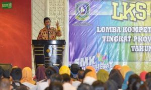 Plt.Gubernur Kepri Isidanto saat memberi arahan pada Lomba Kompetensi Siswa tingkat SMK di Kepri Plt.Gubernur Kepri Isidanto saat memberi arahan pada Lomba Kompetensi Siswa tingkat SMK di Kepri