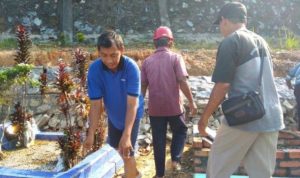Sejumlah warga memperbaiki batu Miring TPU Kamboja yang robih di Bintan Utara
