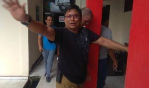 Tersangka Narkoba WN.Italia Davide Ubial Elio alias David saat dibawa penyidik Satnarkoba Polres Tanjungpinang untuk diperiksa
