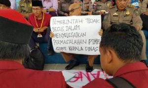 Aksi Mahasiswa di kantor DPMPTSP Bintan soroti Investasi Borong PT.MIPI Di Bintan.