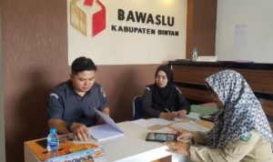 Bawaslu Bintan sasat melakukan perifikasi Administrasi Pendaftaran Calon Panwascam Kecamatan di Kabupaten Bintan