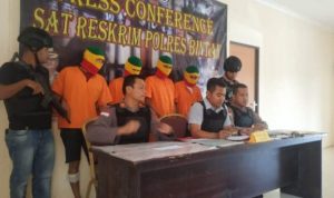 Kasat reskrim Polres Bintan AKP Agus Hasanudin didampingi Kapolsek Gunung Kijang AKP Monang P Silalahi saat menggelar Konfrensi Pres atas penangkapan 4 Pelaku Curat di Bintan