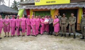 Ketua Bhayangkari Cabang Bintan Leny Ratnasari Boy Herlambang bersama Anggota yang mengunjungi Pos Pelayanan memberi Bingkisan dan tali asih kepada petugas Jaga di Bintan