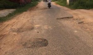 Kondisi Jalan Bhakti Praja Tanjunguban yang mengakibatkan kakek Sugiman terjatuh dan meninggal dunia