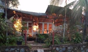 Korban Api saat membakar rumah kayu milik Mawardi di Kampung Jati Kelurahan Kijang Kota Bintan