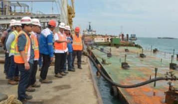 Plt.Gubernur Kepri Isdianto dan pejabat Pertamina lakukan kunjungan ke Terminal Pengisian Bahan Bakar Minyak Pertamina di Kabil Batam