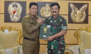 Plt.Gubernur Kepri Isdianto saat menyerahkan Sertifikat 20 hektar Lahan Hibah Pembangunan Mako Gabwilhan ke Panglima TNI di Jakarta.
