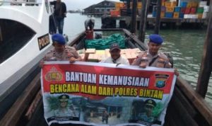 Proses pengangkutan dan pengiriman bantuan Polres Bintan ke Tambelan mengunakan Kapal Sabuk Nusantara dari Tanjungpinang