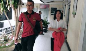 Terdakwa Ningsih usai menjalani sidang pemeriksaan saksi di PN Tanjungpinang atas kasus Narkobayang disimpanya usai Dugem di Batam