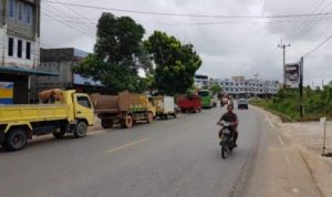 BBM langka Antrian Mobil dan Lorry kembali mengular di SPBU km 16 Bintan.