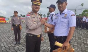 Kapolres Bntan AKBP.Boy Herlambang Memberi Pengharagaan Pada Satpam Teladan dalam acara HUT Satpam 2020 di Polres Bintan
