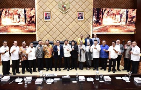 Komisi V DPR-RI Saat menggelar Rapat Dengar Pendapat usulan Pembangunan Jembatan Batam-Bintan di Provinsi Kepri.