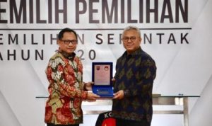 Mendagri Tito Karnavian saat menyerahkan data DP4 sebanyak 270 daerah Provinsi Kabupaten dan kota yang melaksanakan Pilkada 2020