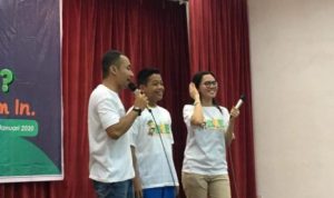 Narasumber Endro menyemangati salah satu peserta untuk berani tampil diatas panggung