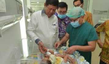 Plt.Gubernur Kepri Isdianto dan Dokter saat melihat kondisi Bayi Kembar siam di RS BP Batam