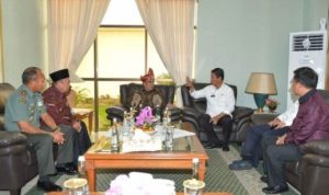 Plt.Gubernur Kepri Isdianto dan Menteri Agama RI Fahrulrazi saat bertemu dan berbincang di ruang VVIV Bandara Hang Nadim Batam.