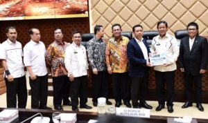 Plt.Gubernur Kepri Isdianto menyerahkan Dokumen Rencana Pembangunan Jembatan Babin Kepri ke Ketua Komisi V DPR RI