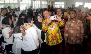 Plt.Gubernur Kepri Isdianto saat Berselfi Ria dengan Guru dan PTK Non ASN di Kepri