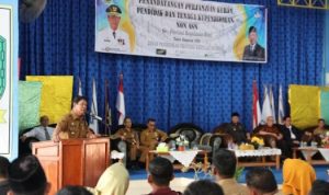 Plt.Gubernur Kepri Isdianto saat memberikan sambutan usai menyaksikan penandatanganan kontrak kerja pendidikan dan tenaga kependidikan non ASN GTT di Karimun