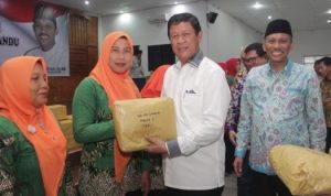 Plt.Gubernur Kepri Isdianto saat menyerahkan Bantuan pada Kader Posyandu Kecamatan Batu Aji dan Sagulung di Gedung Auditorium Unrika Batam.