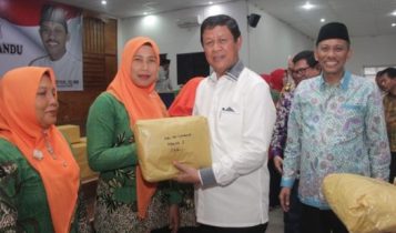 Plt.Gubernur Kepri Isdianto saat menyerahkan Bantuan pada Kader Posyandu Kecamatan Batu Aji dan Sagulung di Gedung Auditorium Unrika Batam.