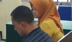 Satpam Universitas Maritim Raja Ali Haji UMRAH Doni Afrianto bersama isterinya Alfierta alias Meta