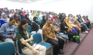 Sejumlah Orang Tua karyawan PT.BIIE Yang mengikuti Seminar Digital Society BIE yang menekankan Orangtua Harus Awasi Anak Bermain Gadget