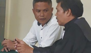 Terakwa korupsi Suap PNS DKP Batam Asriyadi saat konsultasi dengan PH nya di PN Tipikor Tanjungpinang
