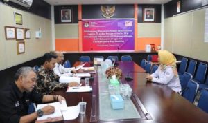Tim Pansel sedang mewawancarai calon sekretaris KPU Bintan