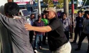 Anggota Satnarkoba Polres Tanjungpiang saat mengamankan Sa yang diduga menjadi Kurir pembawa narkoba sabu dari Tanjungpinanng ke Batam