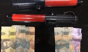 Barang Bukti 2 senter lampu merah kedap kedip dan uang tunai Rp.34.000 hasil Pungli Tukang Parkir yang diamanakan Polisi