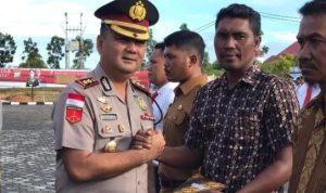 Kapolres bintan AKBP.Boy Herlambang ketika memberi Penghargaan kepada Warga Tambelan yang membantu Polisi Mengungkap Kasus illgal Fishing di Tambelan Bintan
