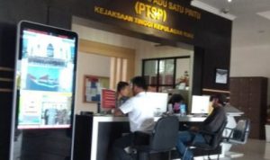 Mantan Deputi Operasional dan Pengembangan Usaha OPU PT.Pelabuhan Kepri Kapten Rio Onasis saat memenuhi Panggilan Intel Kejaksaan Tinggi Kepri