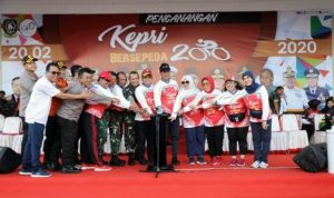 Pencanangan Kepri bersepeda ditandai dengan penekanan Tombol serine oleh Plt.Gubernur dan sejumlah pejabat lainya