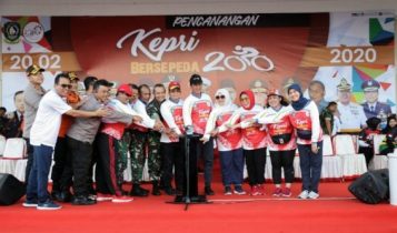 Pencanangan Kepri bersepeda ditandai dengan penekanan Tombol serine oleh Plt.Gubernur dan sejumlah pejabat lainya