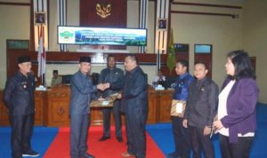 Pimpinan DPRD Lingga Menerima Dokumen 3 Ranperda Haji dan Pemekaran dua kecamatan yang diajukan Pemerintah ke DPRD Lingga