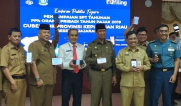 Plt.Gubernur Kepri Isdianto dan Plt Sekda kepri TS.Arif Fadillah saat menunjukan E Filing Bukti Pelaporan SPT Tahunan Pajak PPH Pribadinya