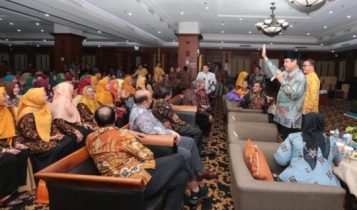 Plt.Gubernur Kepri Isdianto dan kepala dinas Pendidikan kepri M.Dali saat menyapa peserta Rakor Evaluasi Pendidikan Kepri