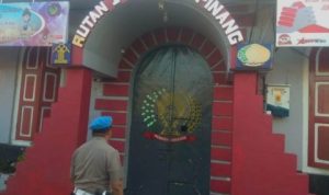 Propam Polres Tanjungpinang mendatangai Rutan kelas IA Tanjungpinang untuk memeriksa 4 terdakwa dalam kasus hilangnya Barang Bukti Perampokan Rp.55 Juta saat penangkapan Polisi.jpg